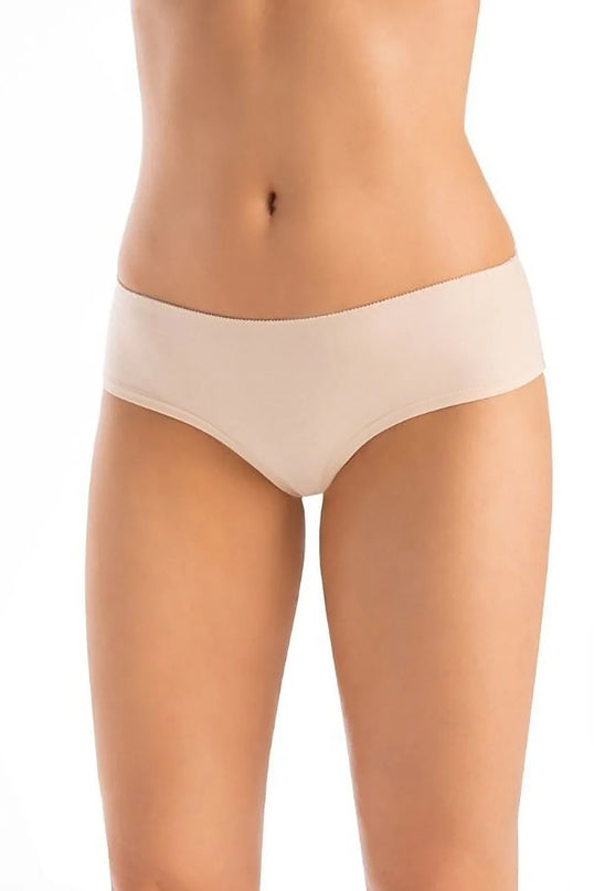 Culotte beige en tissu doux et fluide, inspirée de l'élégance brésilienne, avec une coupe minimaliste et confortable, idéale pour épouser les formes tout en offrant discrétion et aisance au quotidien.