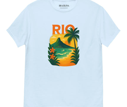 T-shirt blanc avec un design tropical inspiré du Brésil, représentant une plage ensoleillée, des fleurs, un palmier et un motif de colline, avec le mot 'RIO' en lettres orange, reflétant l'énergie vibrante de Rio de Janeiro et la nature exotique brésilienne.
