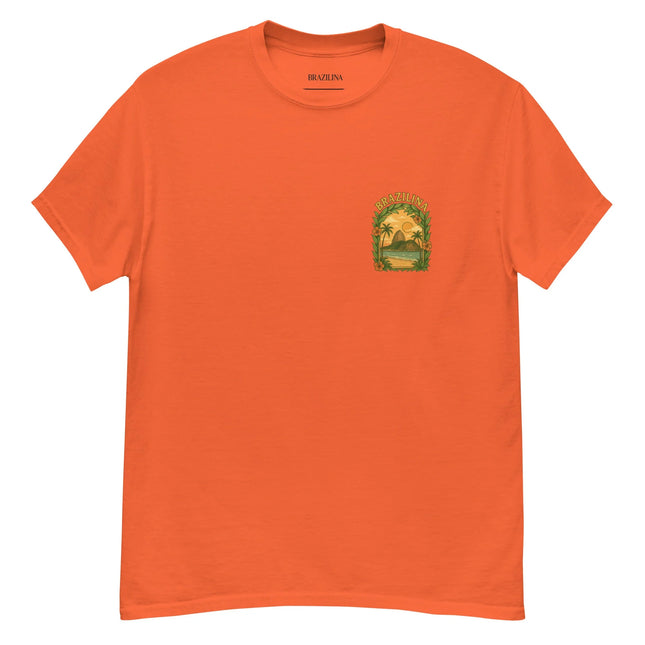 T-shirt orange avec un motif inspiré des paysages tropicaux du Brésil, incluant des palmiers, un coucher de soleil et des détails évoquant la nature luxuriante brésilienne. Parfait pour un style vibrant et culturellement inspiré.