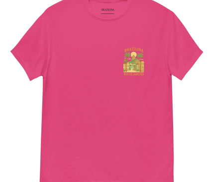 T-shirt rose au design inspiré de Rio de Janeiro, mettant en avant des palmiers, des bâtiments typiques et le texte 'Brazilina' et 'Rio de Janeiro' en jaune. Ce vêtement incarne l'ambiance festive et les paysages vibrants du Brésil, parfait pour un style décontracté et tropical.