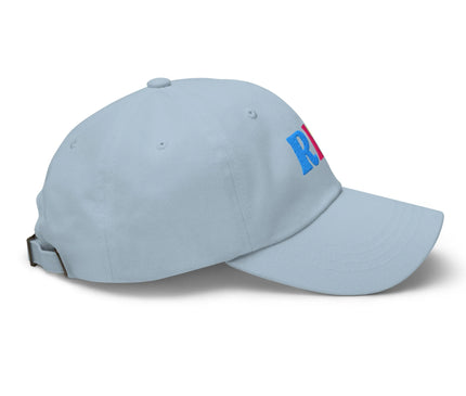Casquette bleue inspirée de la culture et de l'énergie festive du Brésil, ornée du logo multicolore 'Rio', évoquant les couleurs éclatantes des carnavals brésiliens et la joie de vivre des villes comme Rio de Janeiro. Accessoire tendance célébrant le patrimoine culturel brésilien.