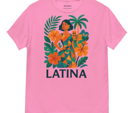 T-shirt rose vibrant avec un design inspiré du Brésil, présentant une illustration colorée de femme entourée de motifs tropicaux comme des palmiers, des fleurs orange et des feuilles exotiques. Le motif reflète l'énergie festive et la richesse culturelle brésilienne, évoquant les paysages luxuriants et l'atmosphère tropicale.