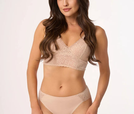 Sous-vêtements inspirés du style brésilien en dentelle délicate, mettant en valeur la sensualité et l'élégance naturelle, portés par un mannequin. Ensemble beige composé d'un soutien-gorge sans armatures et d'une culotte ornée de détails subtils.