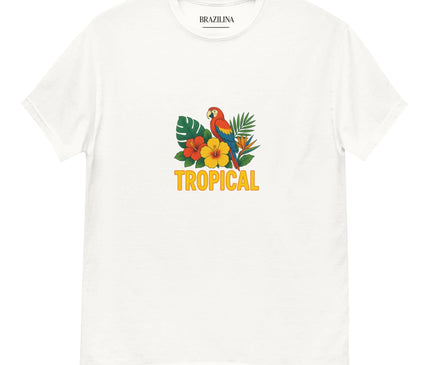 T-shirt blanc avec un imprimé tropical inspiré de la culture brésilienne, représentant un perroquet exotique coloré entouré de fleurs et de feuilles luxuriantes, reflétant la biodiversité et l'énergie festive du Brésil.