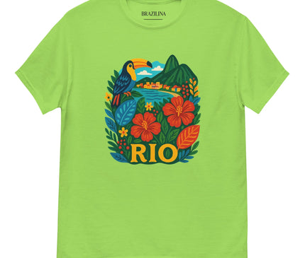 T-shirt vert avec un imprimé coloré représentant un toucan au bec vif, entouré d'une flore tropicale luxuriante avec des fleurs rouges, des montagnes emblématiques de Rio de Janeiro et une rivière, évoquant la culture, la nature exotique et la joie de vivre brésiliennes. Texte 'RIO' en lettres jaunes en bas du design.