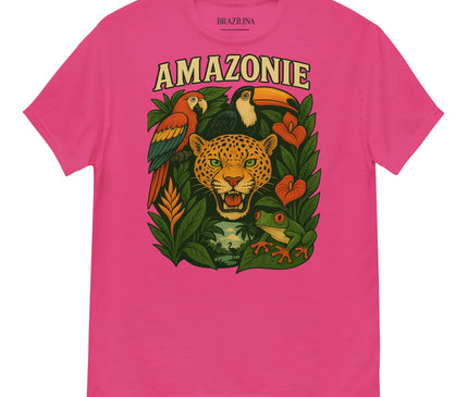 T-shirt rose vibrant avec un design inspiré de l'Amazonie, mettant en avant un jaguar, des toucans, des grenouilles tropicales et des motifs floraux luxuriants. Le mot 'Amazonie' est inscrit en haut, célébrant la biodiversité et la culture brésilienne.