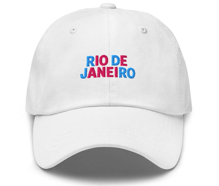 Casquette blanche avec inscription 'Rio de Janeiro' brodée en rouge et bleu, inspirée de l'énergie festive et de la culture brésilienne, évoquant les plages de Copacabana et l'esprit du carnaval de Rio.