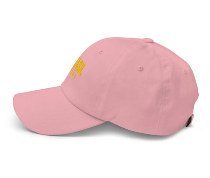 Casquette rose inspirée du Brésil avec broderie jaune 'Brasil' et étoiles symbolisant les victoires sportives, reflétant la culture festive et l'élégance décontractée brésilienne.