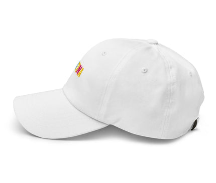 Casquette blanche au design épuré avec l'inscription colorée 'LATINA' sur le côté, célébrant la culture brésilienne et les traditions latino-américaines, inspirée par l'esprit festif, la musique, et les couleurs vibrantes du Brésil.