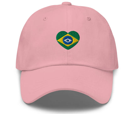 Casquette rose avec un cœur brodé aux couleurs du drapeau brésilien, symbolisant l'amour pour le Brésil et son énergie culturelle vibrante. Accessoire moderne et décontracté, parfait pour célébrer le football, la samba et les paysages tropicaux emblématiques du pays.