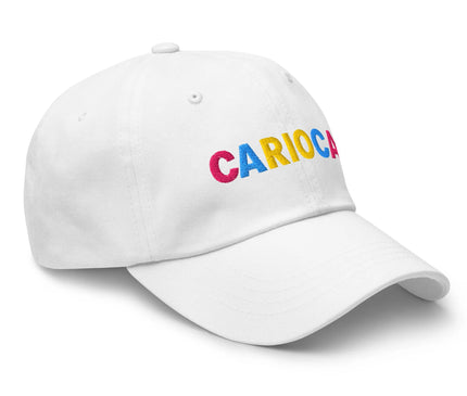 Casquette blanche avec inscription 'Carioca' brodée en lettres colorées (rose, bleu et jaune), inspirée par la culture dynamique de Rio de Janeiro et le mode de vie brésilien vibrant, associant style décontracté et modernité festive.