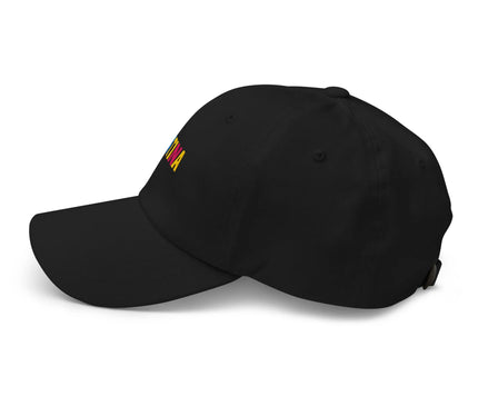Casquette noire avec l'inscription 'LATINA' en couleurs vives, illustrant la fierté et la culture brésilienne. Inspirée par l'esprit chaleureux, festif et la diversité des traditions latino-américaines, idéale pour compléter un style contemporain et culturel.