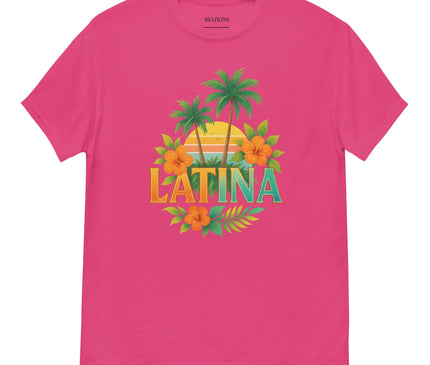 T-shirt rose vibrant avec un design tropical inspiré du Brésil montrant des palmiers, un coucher de soleil, des fleurs exotiques orange et le texte coloré 'LATINA', reflétant l'ambiance chaleureuse et ensoleillée des plages brésiliennes.