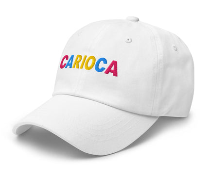 Casquette blanche avec inscription colorée 'Carioca', représentant la culture dynamique et festive de Rio de Janeiro. Accessoire de mode décontracté et contemporain inspiré de l'esprit joyeux et chaleureux du Brésil.