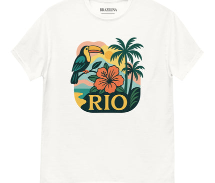 T-shirt blanc inspiré du Brésil avec un design tropical représentant un toucan, une fleur d'hibiscus orangée, des palmiers et une vue sur une plage ensoleillée, accompagné du texte 'RIO'. Idéal pour évoquer l'énergie vibrante et festive de Rio de Janeiro et la richesse de la biodiversité brésilienne.