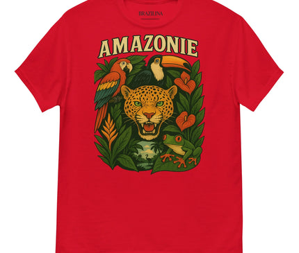 T-shirt rouge vibrant avec un design inspiré de l'Amazonie, mettant en avant un jaguar, des toucans, des perroquets et une grenouille tropicale entourés de motifs végétaux luxuriants. Ce t-shirt célèbre la biodiversité et la culture brésilienne, évoquant l'esprit sauvage et festif du pays.