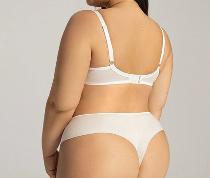 Bas de lingerie brésilien blanc, au design sensuel et raffiné inspiré des broderies artisanales traditionnelles, porté par une femme de dos, mettant en valeur confort et féminité avec une coupe délicate et intemporelle.