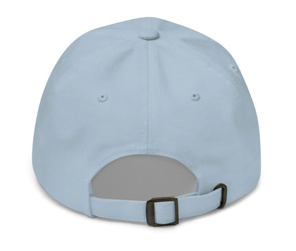 Casquette bleu ciel représentant l'esprit vibrant et joyeux du Brésil, avec un style simple et évocateur célébrant les racines latino-américaines et la culture brésilienne. Accessoire ajustable à l'arrière, parfait pour refléter l'attitude chaleureuse et festive propre au pays, inspirée de traditions, musiques, et couleurs éclatantes.