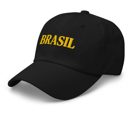 Casquette noire avec l'inscription 'Brasil' brodée en jaune sur le devant, célébrant l'énergie et la culture vibrante du Brésil, inspirée du style décontracté des rues de Rio de Janeiro et São Paulo, idéale pour refléter une mode simple et ensoleillée.