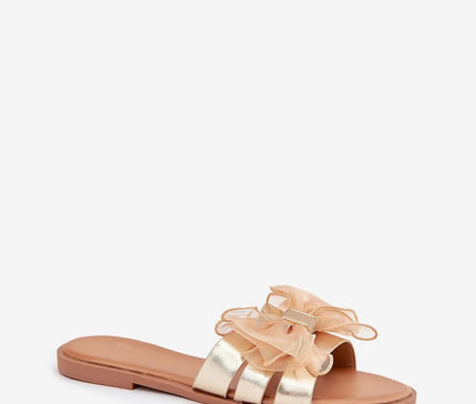 Sandales élégantes dorées avec un nœud délicat en tissu transparent, inspirées du style brésilien, parfaites pour des looks décontractés et féminins, idéales pour l'été et les plages de Copacabana.