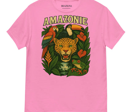 T-shirt rose Amazonie avec un design vibrant inspiré de la biodiversité brésilienne, représentant un jaguar, des toucans, des grenouilles tropicales et des plantes exotiques, célébrant la faune, la flore et la culture de l’Amazonie, emblème écologique et culturel du Brésil.