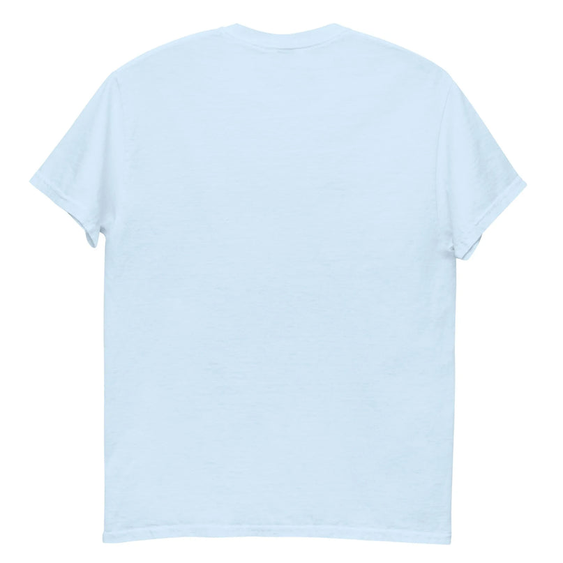T-shirt inspiré du Brésil avec un design évoquant les paysages tropicaux, incluant des palmiers, un coucher de soleil, une plage et un véhicule vintage, symbolisant la nature luxuriante et l'esprit d'aventure brésilien.