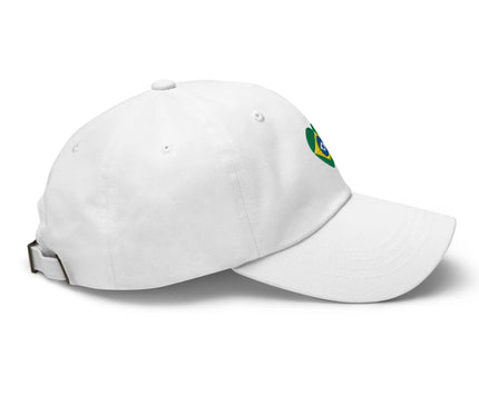 Casquette blanche avec un motif en forme de cœur inspiré du drapeau brésilien, symbolisant l'énergie et la culture du Brésil. Accessoire décontracté idéal pour célébrer l'esprit brésilien, le football, la samba et les paysages tropicaux.