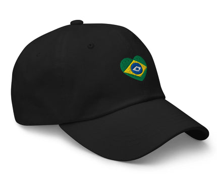 Casquette noire avec un design inspiré du Brésil, ornée d'un motif en forme de cœur incorporant les couleurs et le drapeau brésilien. Accessoire tendance célébrant l'énergie et la culture brésiliennes, parfait pour les amateurs de football, de samba et de paysages tropicaux.