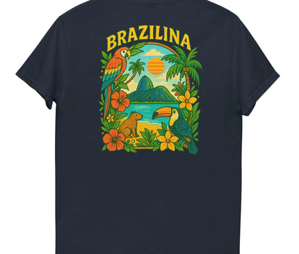 T-shirt inspiré du Brésil avec un design tropical illustré représentant des palmiers, des fleurs exotiques, un toucan, un capybara, et des paysages tropicaux sur fond de coucher de soleil. L'inscription 'Brazilina' évoque la culture festive, la biodiversité et la joie de vivre brésiliennes.