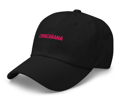 Casquette noire avec broderie rose portant l'inscription 'Copacabana', inspirée de l'énergie festive du quartier emblématique de Rio de Janeiro. Accessoire moderne évoquant l'art de vivre brésilien, parfait pour un style décontracté et tropical.