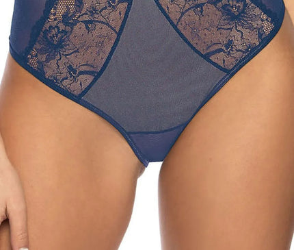 Culotte féminine en bleu marine avec dentelle élégante à l'avant et à l'arrière, maille élastique pour un ajustement parfait, design mettant en valeur les formes, composition 78 % polyamide, 16 % élasthanne et 6 % coton.