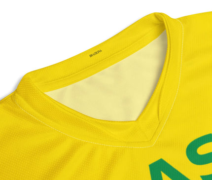 Détail du col d'un maillot jaune vif inspiré par la culture brésilienne, avec une inscription subtile et des lettres vertes. Représentation de l'énergie festive et du patrimoine sportif du Brésil.