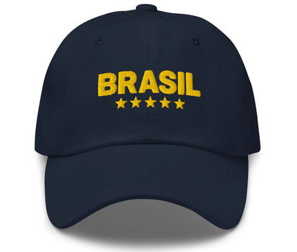 Casquette bleu marine avec inscription 'BRASIL' en jaune et cinq étoiles brodées en dessous, symbolisant les victoires légendaires du Brésil en football. Accessoire représentant la fierté nationale et l'énergie festive brésilienne.