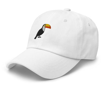 Casquette blanche brodée d'un toucan coloré, emblématique de la faune brésilienne, associée aux paysages tropicaux et à la mode décontractée du Brésil.