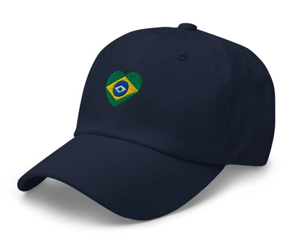 Casquette bleu marine avec un motif en forme de cœur reprenant les couleurs et le design du drapeau brésilien, mettant en valeur l'amour et la fierté pour le Brésil. Accessoire décontracté et stylé pour afficher l'esprit brésilien, idéal pour les amateurs de football, de samba et des cultures tropicales.