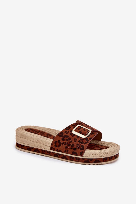 Sandales pour femmes en suédine écologique avec une sangle réglable à boucle dorée, motif léopard, montées sur une plateforme de 4 cm avec imitation tressage, parfaites pour un style décontracté et estival.