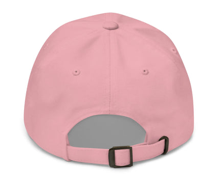 Casquette rose réglable avec fermeture métallique à l’arrière, inspirée de l'esprit vibrant et festif du Brésil. Accessoire célébrant les racines latino-américaines et les traditions culturelles riches en diversité.