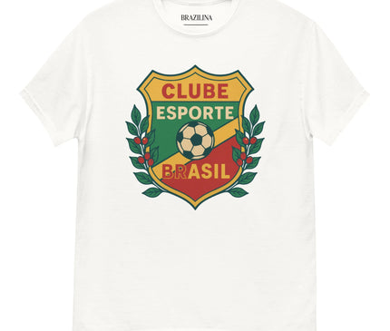 T-shirt blanc inspiré de l'esprit vibrant du Brésil avec un écusson coloré sur le devant. L'écusson arbore les mots 'Clube Esporte Brasil', un ballon de football, et des motifs végétaux représentant la culture sportive et festive brésilienne. Parfait pour les fans de football et les amateurs du style décontracté aux couleurs du Brésil.