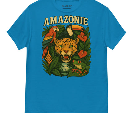 T-shirt bleu avec un design vibrant inspiré de l'Amazonie, mettant en avant un jaguar, des toucans, des grenouilles tropicales et une végétation luxuriante. L'inscription 'Amazonie' en lettres capitales célèbre la faune et la flore de cette région emblématique du Brésil, symbolisant la biodiversité et la culture festive du pays.