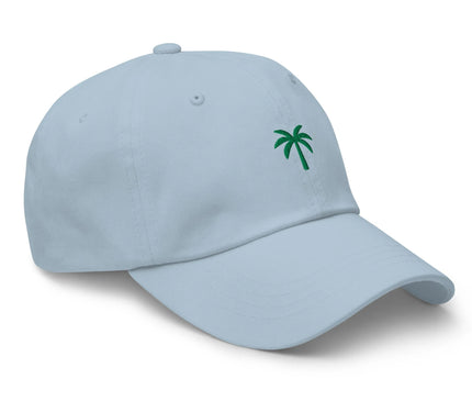 Casquette bleue avec un palmier brodé en vert, inspirée de l'esprit tropical du Brésil, parfaite pour un look décontracté et élégant évoquant les plages et la chaleur brésilienne.
