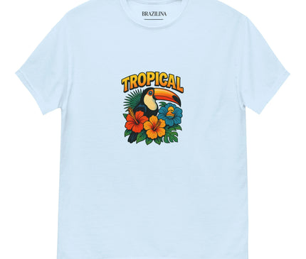 T-shirt blanc avec illustration tropicale représentant un toucan entouré de fleurs colorées, telles que des hibiscus, rappelant la flore luxuriante du Brésil. Le mot 'TROPICAL' est écrit en grandes lettres jaunes au-dessus de l'illustration, évoquant la chaleur, la joie de vivre et l'esprit festif de la culture brésilienne.