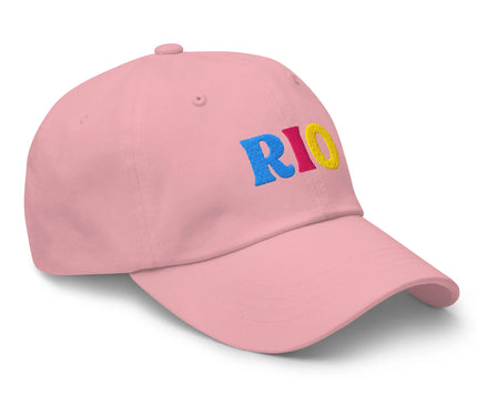 Casquette rose avec inscription 'RIO' brodée en bleu, rose et jaune, s'inspirant des couleurs vives des carnavals brésiliens et de l'énergie festive du Brésil. Accessoire idéal pour afficher un style ludique et une touche d'authenticité brésilienne.