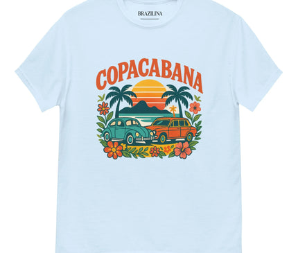 T-shirt inspiré de l'atmosphère de Copacabana au Brésil, avec un design tropical incluant des palmiers, un coucher de soleil, des voitures rétro et des fleurs exotiques, évoquant les plages animées et la culture joyeuse de Rio de Janeiro.