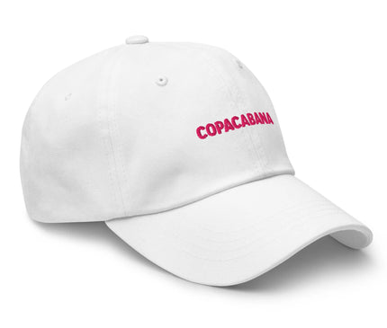 Casquette blanche moderne avec le texte 'Copacabana' brodé en rose, inspirée de l'énergie vibrante et du charme exotique de Rio de Janeiro. Accessoire mode reflétant le style brésilien, idéal pour incarner l'élégance tropicale et la décontraction festive.