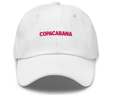 Casquette blanche avec l'inscription Copacabana en lettres roses, inspirée du style brésilien et de l'énergie vibrante de Rio de Janeiro. Accessoire moderne symbolisant la culture festive, la plage et l'élégance tropicale.