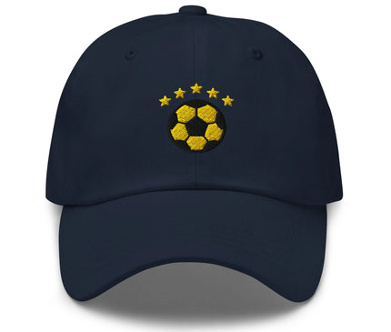 Casquette bleue élégante inspirée du football brésilien avec un ballon jaune brodé accompagné de cinq étoiles, symbolisant les succès historiques du Brésil dans ce sport. Un accessoire célébrant la culture et la fierté nationale brésilienne.