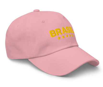 Casquette rose ornée de broderies jaunes avec l'inscription 'Brasil' et cinq étoiles, symbolisant les victoires légendaires du Brésil en football. Un accessoire vibrant qui incarne l'énergie, la fierté nationale et l'élégance décontractée de la culture brésilienne.