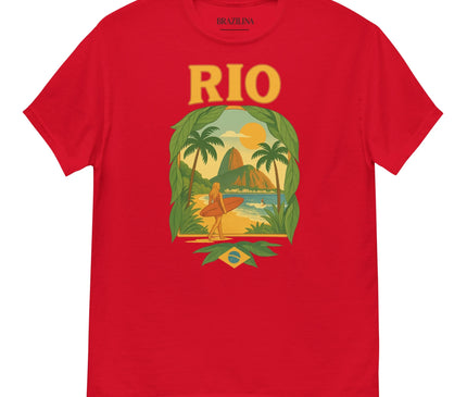 T-shirt rouge au design inspiré de Rio de Janeiro, avec une illustration représentant un surfeur, des palmiers, le Pain de Sucre et un coucher de soleil, reflétant l'énergie tropicale et festive du Brésil, accompagné du drapeau brésilien.