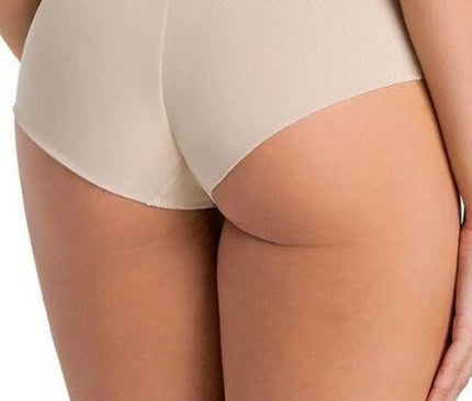 Culotte beige inspirée du style brésilien, alliant élégance et sensualité avec des détails discrets. Conçue pour assurer confort et sophistication, mettant en valeur la silhouette féminine avec subtilité.