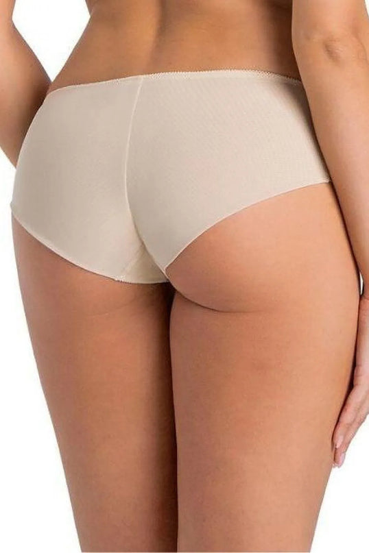 Culotte beige inspirée du style brésilien, alliant élégance et sensualité avec des détails discrets. Conçue pour assurer confort et sophistication, mettant en valeur la silhouette féminine avec subtilité.